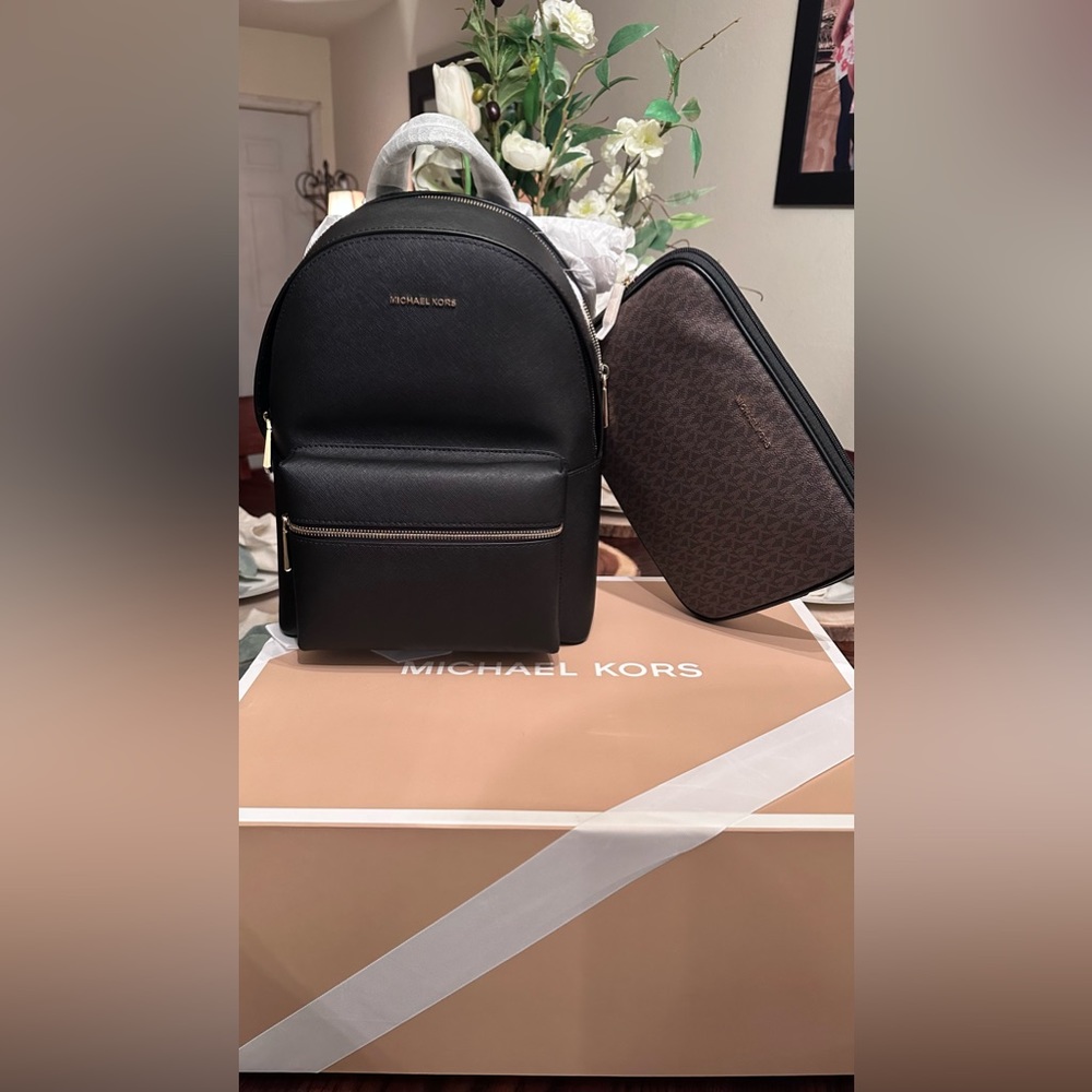 MICHAEL MICHAEL KORS
Sally Medium Saffiano Leather 2-In-1 Backpack